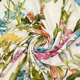 Viscose imprimée fleurs printanières bleues, jaunes et roses fond écru