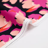 Satin de coton élasthanne fleurs rose fond bleu marine