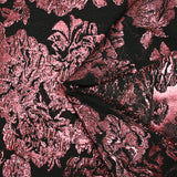 Brocart lamé rose foncé bouquet de roses fond noir