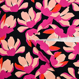 Satin de coton élasthanne fleurs rose fond bleu marine