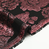 Brocart lamé rose foncé bouquet de roses fond noir