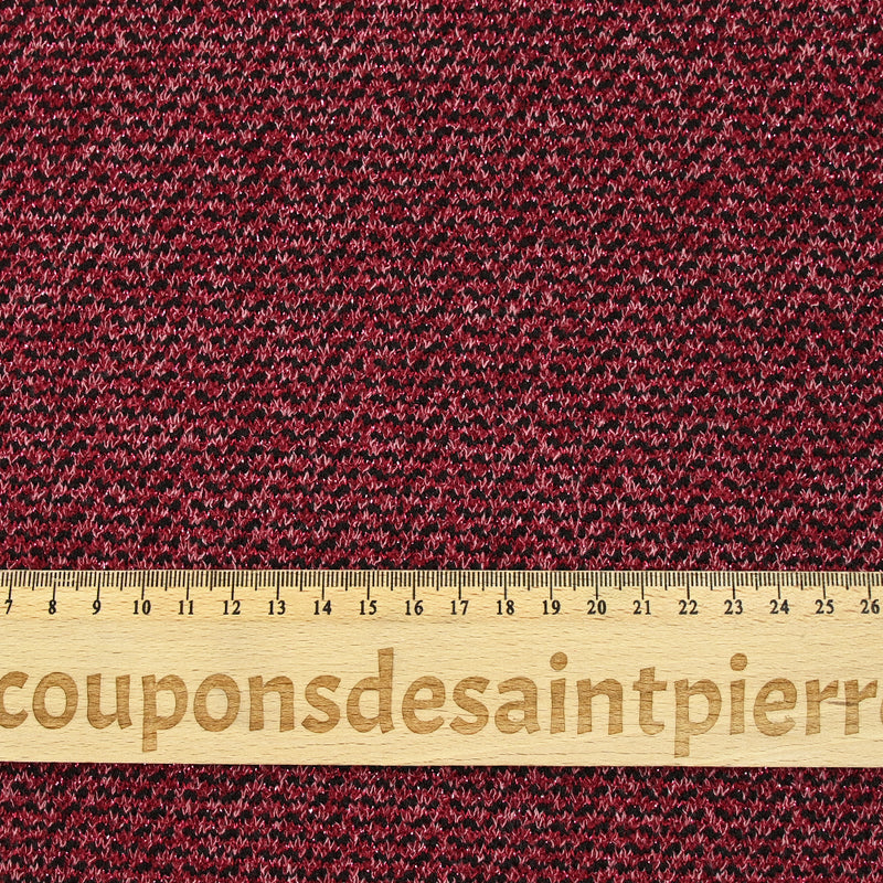 Maille tricot chevrons métallisée doré fond framboise