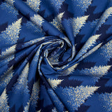 Popelina de algodón estampada con abetos brillantes sobre fondo azul medianoche