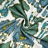 Coton imprimé ikat vert et bleu fond blanc