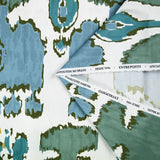 Coton imprimé ikat vert et bleu fond blanc