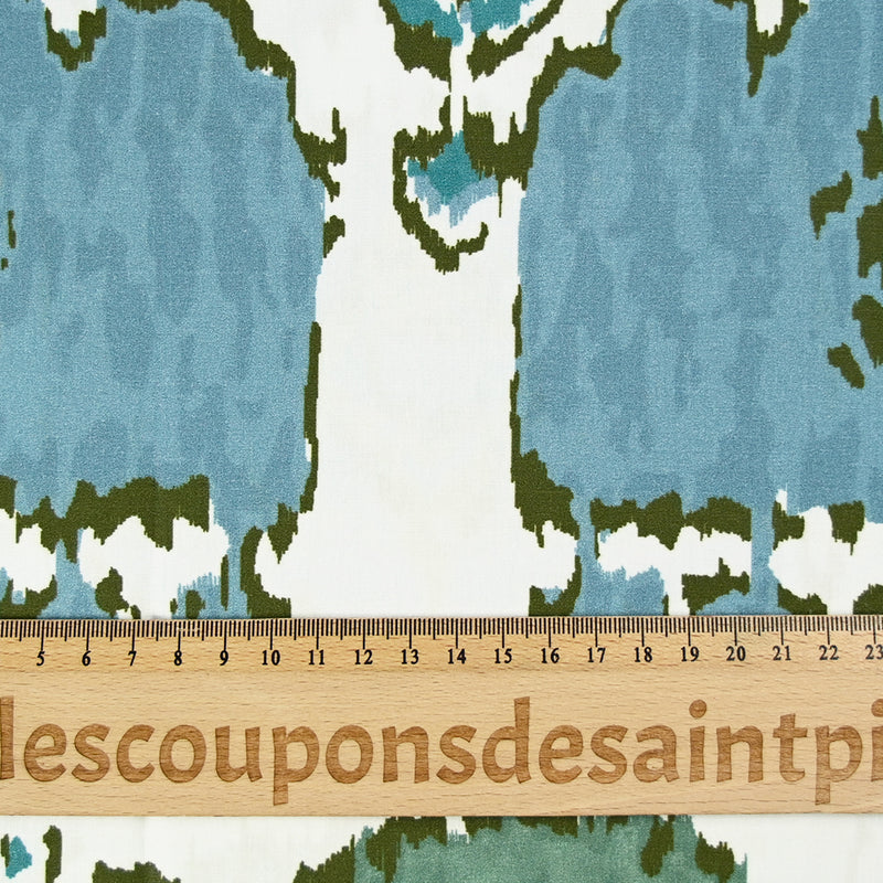 Coton imprimé ikat vert et bleu fond blanc