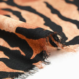 Crêpe satiné de polyester tigre noir fond marron