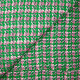 Tweed de polyester rose fond vert prairie