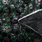 Punto animal devoré de terciopelo con estampado paisley verde y fondo negro