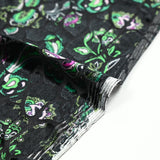 Punto animal devoré de terciopelo con estampado paisley verde y fondo negro