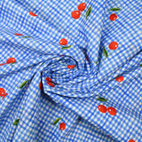 Coton imprimé cerise fond effet vichy bleu
