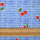 Coton imprimé cerise fond effet vichy bleu