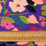 Satin polyester mat imprimé fleurs champêtre rose fond violet