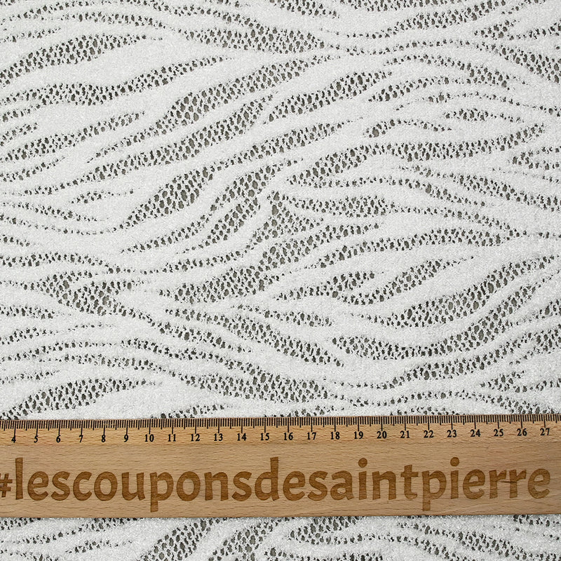 Maille dentelle ajourée feuillage blanc fond blanc