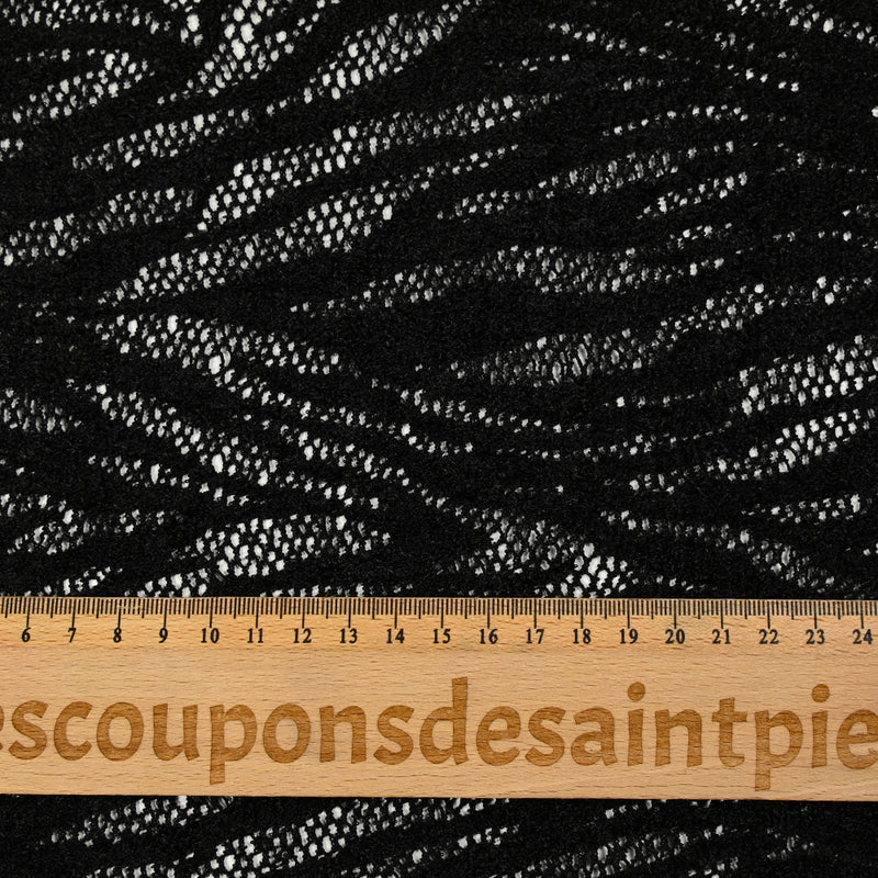 Maille dentelle ajourée feuillage fond noir