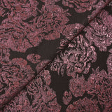 Brocart lamé rose foncé bouquet de roses fond noir