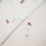 Broderie anglaise brodée fleurs roses fond blanc