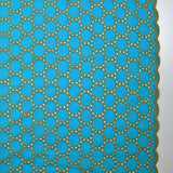 Broderie anglaise festonnée beige Aurélia fond bleu azur