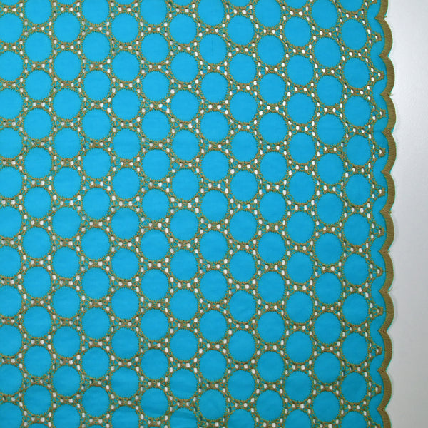 Broderie anglaise festonnée beige Aurélia fond bleu azur