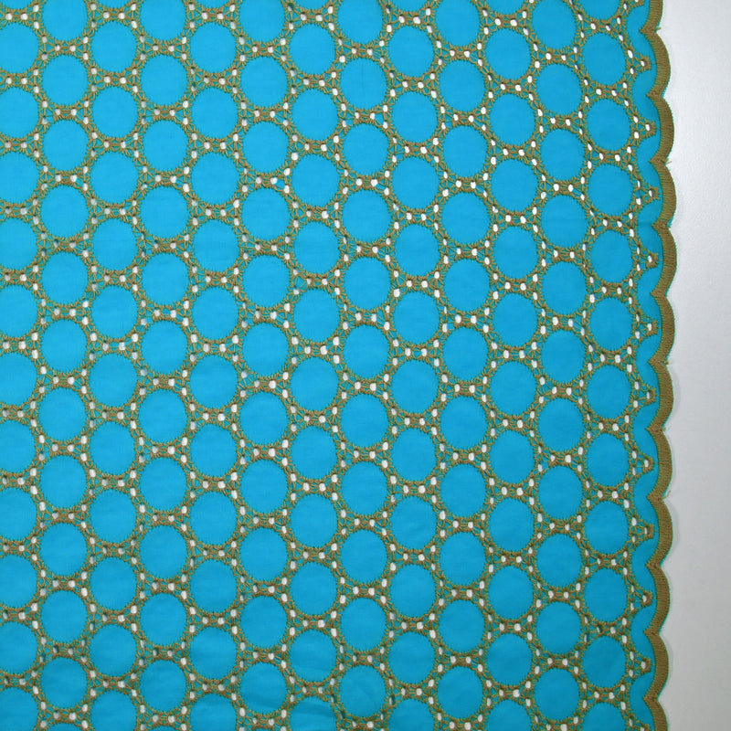Broderie anglaise festonnée beige Aurélia fond bleu azur