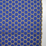 Broderie anglaise festonnée beige Aurélia fond bleu roi
