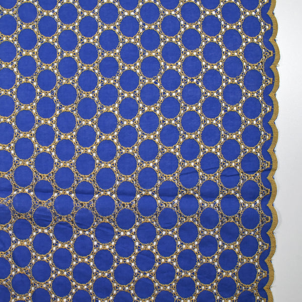 Broderie anglaise festonnée beige Aurélia fond bleu roi
