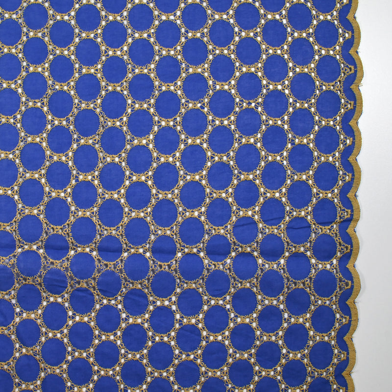 Broderie anglaise festonnée beige Aurélia fond bleu roi