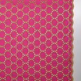 Broderie anglaise festonnée beige Aurélia fond fuchsia