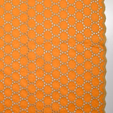 Broderie anglaise festonnée beige Aurélia fond orange