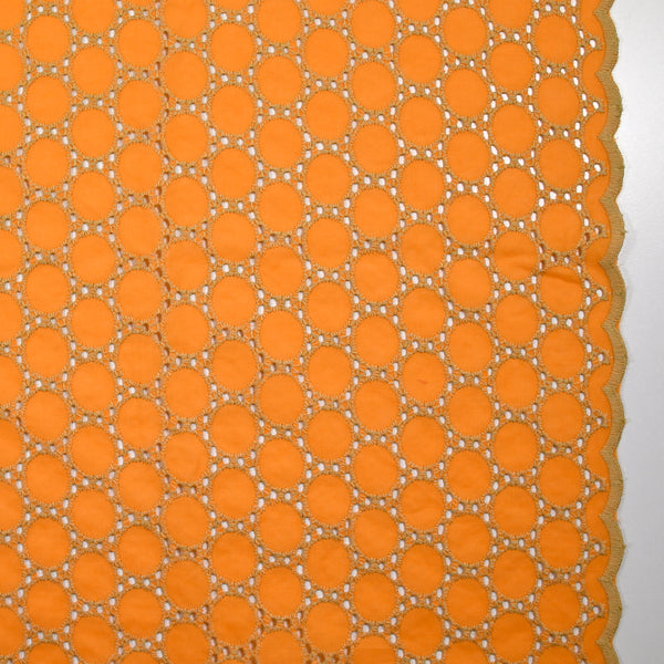 Broderie anglaise festonnée beige Aurélia fond orange
