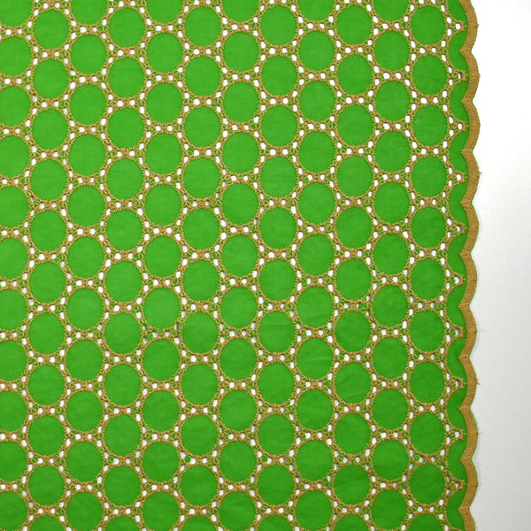 Broderie anglaise festonnée beige Aurélia fond vert pomme
