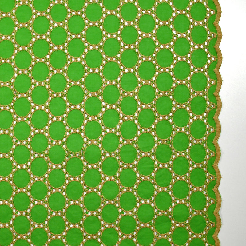 Broderie anglaise festonnée beige Aurélia fond vert pomme