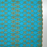 Broderie anglaise festonnée beige Clémence fond bleu azur