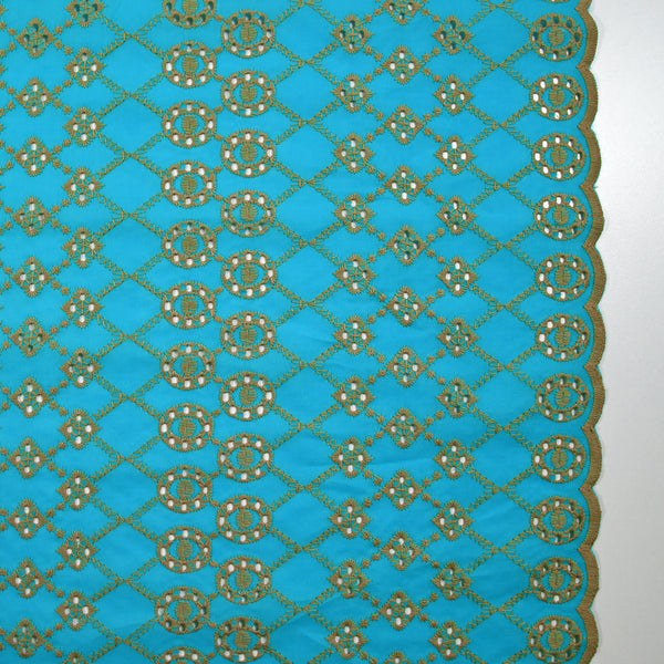 Broderie anglaise festonnée beige Clémence fond bleu azur