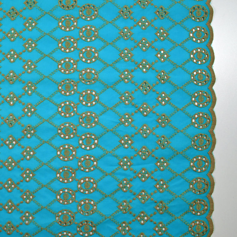 Broderie anglaise festonnée beige Clémence fond bleu azur