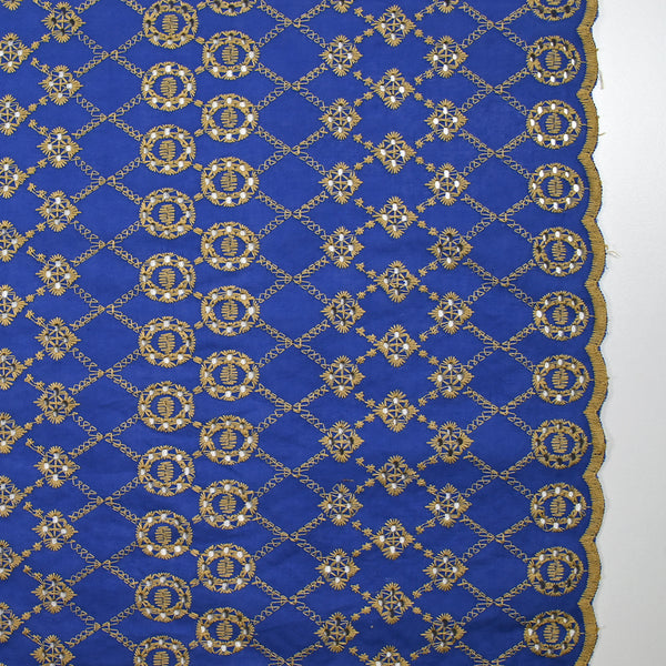 Broderie anglaise festonnée beige Clémence fond bleu roi