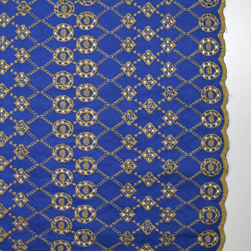 Broderie anglaise festonnée beige Clémence fond bleu roi