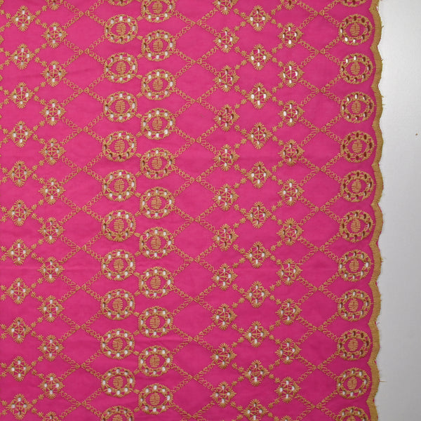 Broderie anglaise festonnée beige Clémence fond fuchsia