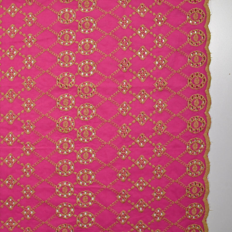 Broderie anglaise festonnée beige Clémence fond fuchsia