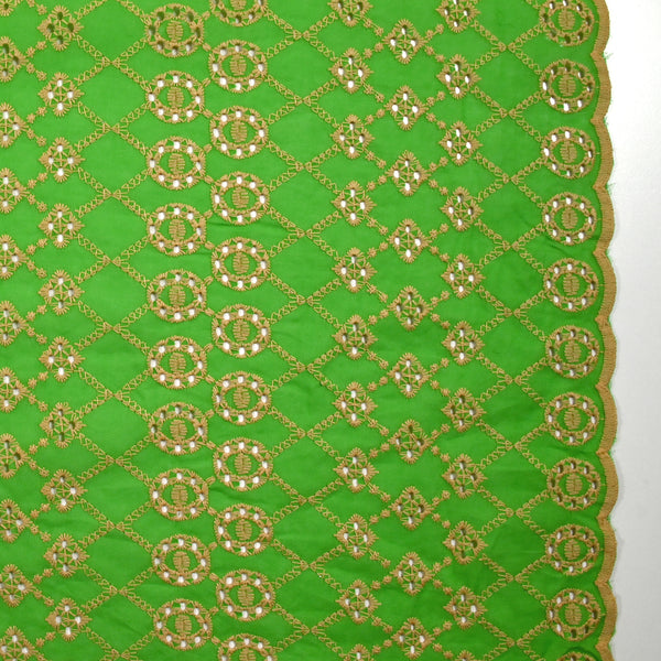 Broderie anglaise festonnée beige Clémence fond vert pomme
