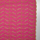 Broderie anglaise festonnée beige Éléonore fond fuchsia