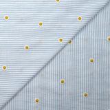 Coton tissé teint brodé marguerite fond rayé blanc et bleu ciel
