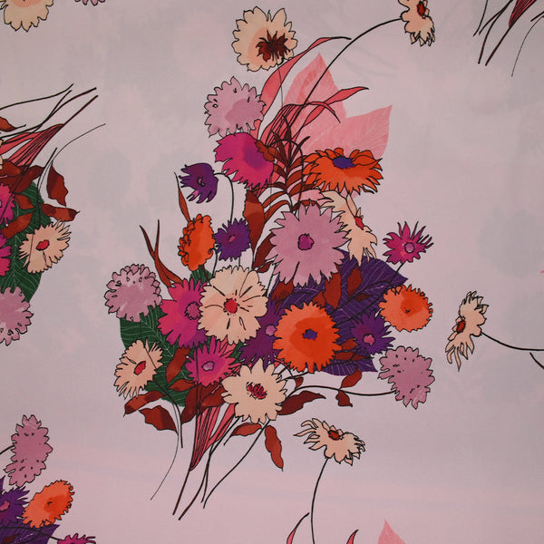 Crêpe envers satin viscose imprimé bouquet fond rose pâle