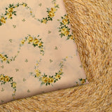 Crêpe imprimé serpent de fleurs fond pêche