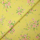 Crêpe polyester imprimé fleur rose fond jaune soufre