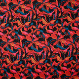 Crêpe satiné de polyester Amaryllis rouge et bleu canard fond noir