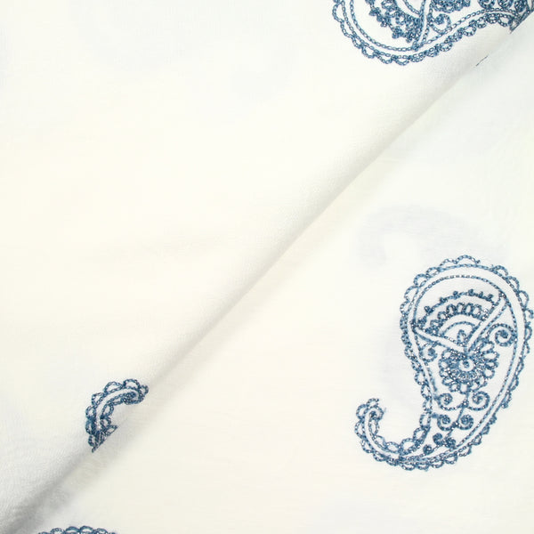 Crêpe viscose brodé cachemire irisé bleu fond blanc