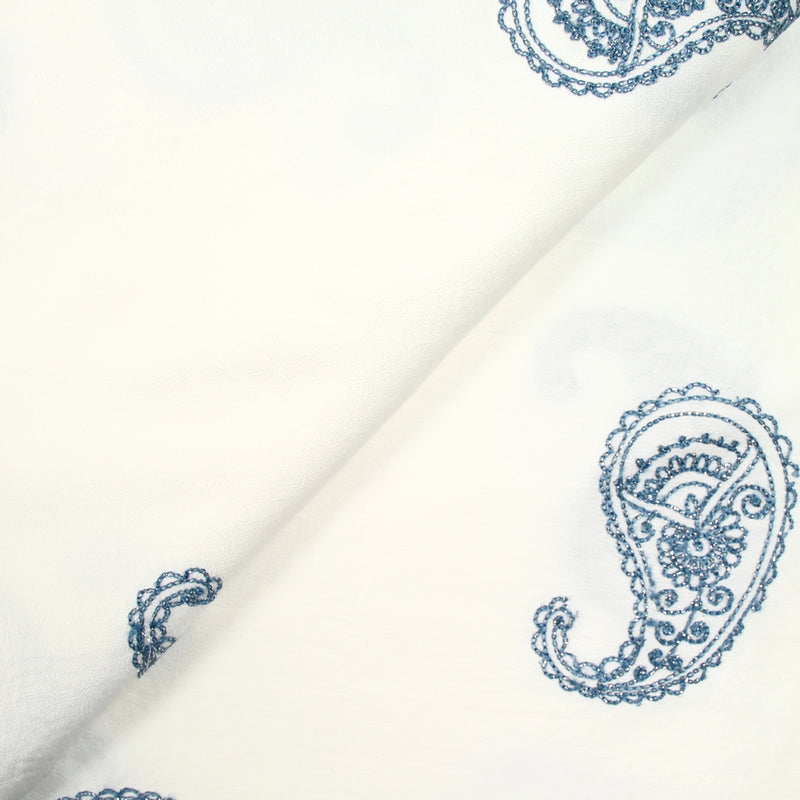 Crêpe viscose brodé cachemire irisé bleu fond blanc