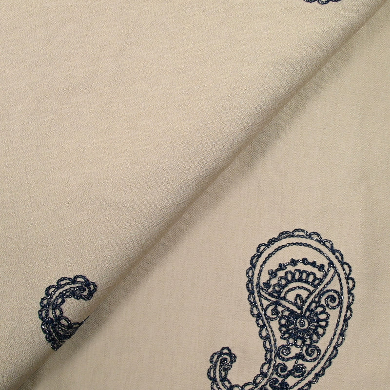 Crêpe viscose brodé cachemire irisé marine fond beige