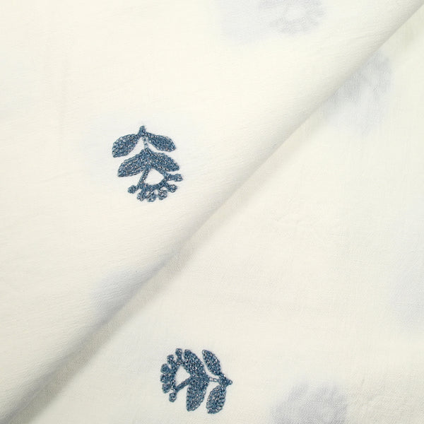Crêpe viscose brodé fleurs irisé bleu fond blanc